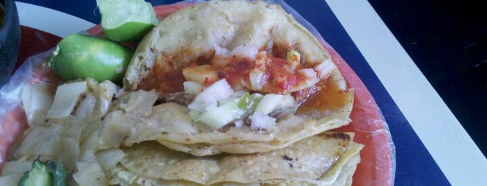 Tacos de Barbacoa Paco's is one of สถานที่ที่ Fabiola ถูกใจ.