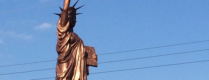 Statue Of Liberty Replica is one of Estados Unidos.