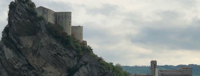 Castello Roccascalegna is one of Tempat yang Disukai Ingrid.