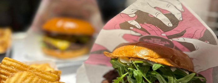 Naughty BRGR is one of Oliver : понравившиеся места.