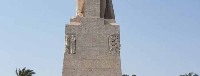 Monumento a la Fe Descubridora is one of 巨像を求めて.