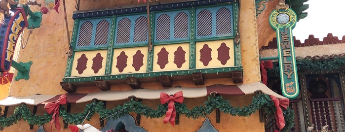 Port Of Entry Christmas Shoppe is one of Noelleさんのお気に入りスポット.