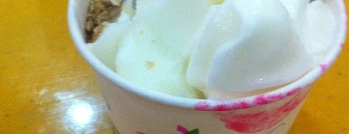 Yummy Frozen Yogurt is one of Lieux qui ont plu à Lau 👸🏼.