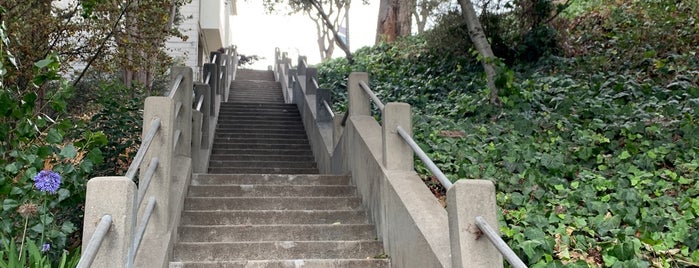 Roosevelt & Henry Stairs is one of Tempat yang Disimpan Amanda.