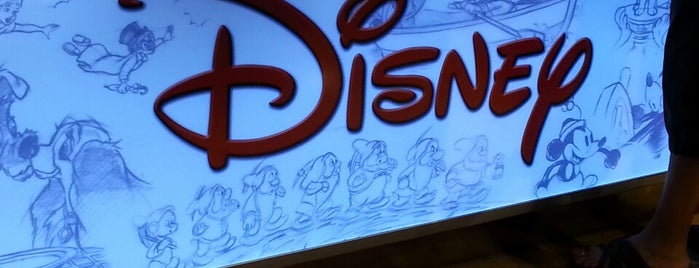 Disney Store is one of Locais curtidos por Patricia.