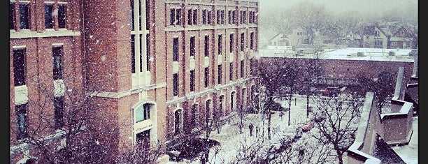 DePaul University - Arts & Letters Hall is one of Tempat yang Disukai William.