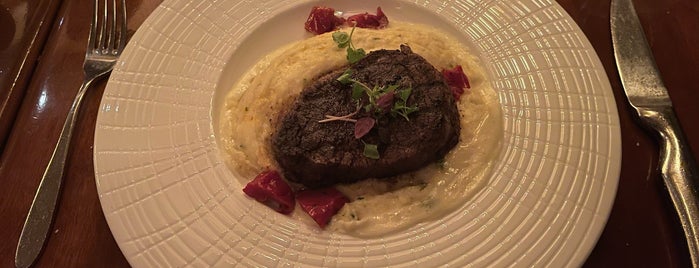 Le Cellier Steakhouse is one of Posti che sono piaciuti a Marie.