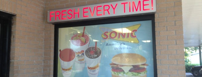 SONIC Drive In is one of Lugares favoritos de Chester.