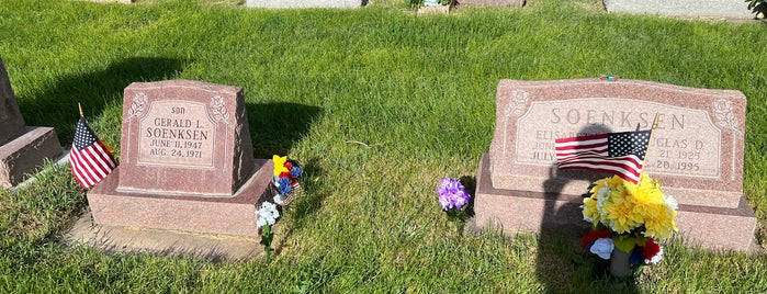 Linn Grove Cemetery is one of Family.