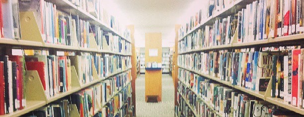 East Lansing Public Library is one of Orte, die Katy gefallen.
