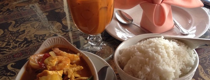 Sweet Basil Thai Cuisine is one of สถานที่ที่ Zach ถูกใจ.