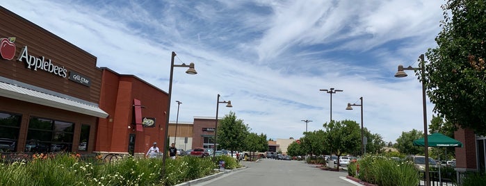 Village Oaks Shopping Center is one of Lugares favoritos de Eve.
