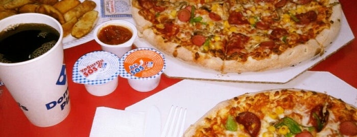 Domino's Pizza is one of สถานที่ที่ Omer ถูกใจ.