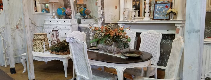 Trader Maes Home Decor And Artist Market is one of Apopka.