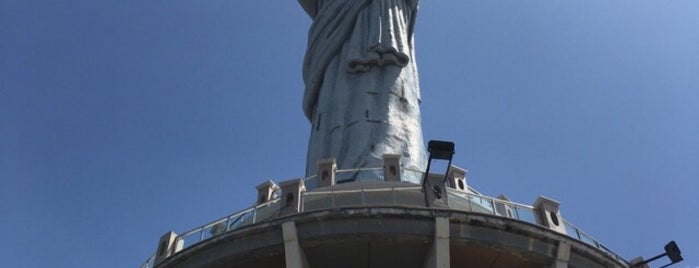 Jesus Christ statue Makale Toraja Monumen Yesus Kristus is one of 巨像を求めて.