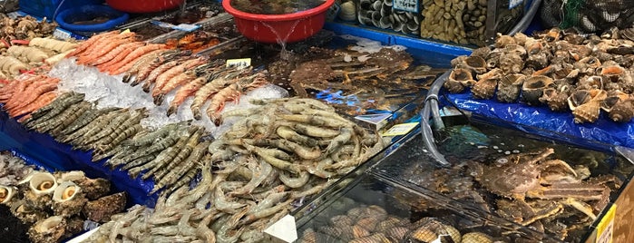Noryangjin Fisheries Wholesale Market is one of Lugares favoritos de Carol.