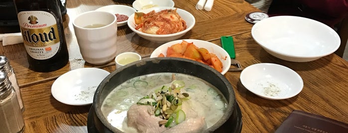 Tosokchon Ginseng Chicken Soup is one of Posti che sono piaciuti a Carol.