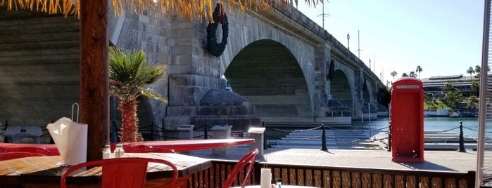 Burgers By The Bridge is one of Lugares favoritos de Christopher.