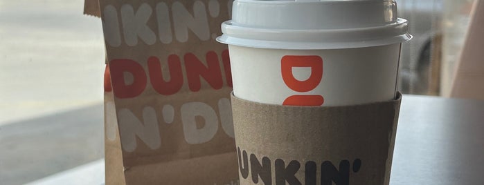 Dunkin' Donuts is one of B❤️ : понравившиеся места.