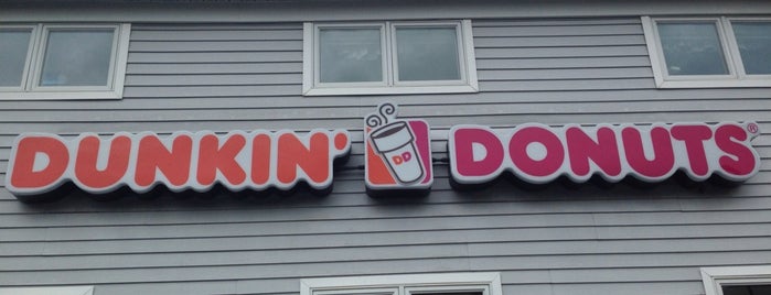 Dunkin' is one of Locais curtidos por Mike.