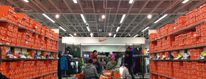 Nike Factory Store is one of Lieux qui ont plu à Aysenur.