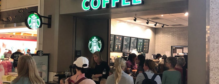 Starbucks is one of Lieux qui ont plu à Lizzie.