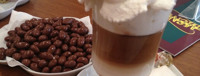 Kahve Dünyası is one of Tempat yang Disukai Aigul.