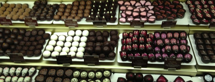 Moonstruck Chocolate Company is one of สถานที่ที่ Ricardo ถูกใจ.