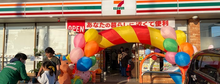 セブンイレブン 半田美原町店 is one of コンビニ.