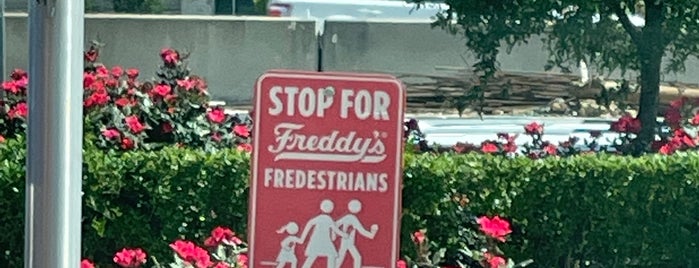 Freddy's Frozen Custard & Steakburgers is one of Tempat yang Disukai Clint.