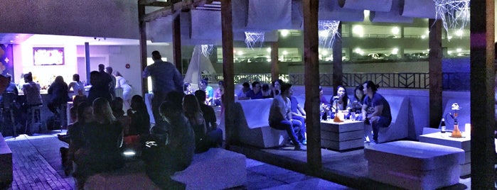 77 Degrees Rooftop is one of Locais curtidos por Raghu.