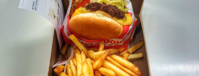 In-N-Out Burger is one of Tempat yang Disukai Monique.