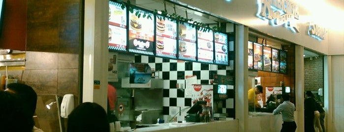 Sixties Burger is one of Tempat yang Disukai Hilda.