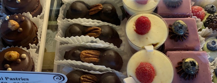 Lana's Dazzling Desserts is one of Posti che sono piaciuti a Consta.