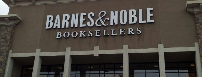 Barnes & Noble is one of Orte, die Bryan gefallen.