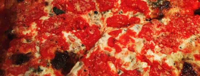 Lou Malnati's Pizzeria is one of Lugares favoritos de ᴡ.