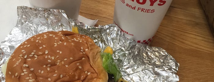 Five Guys is one of Lugares favoritos de L Alqahtani..