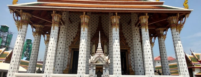 Wat Arun Giants is one of Thailandia.