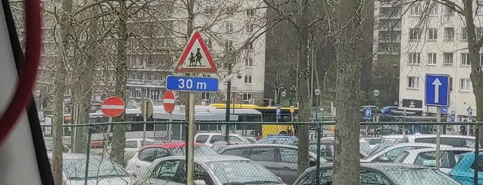 Roodebeek (STIB | De Lijn | TEC) is one of Train Stations.