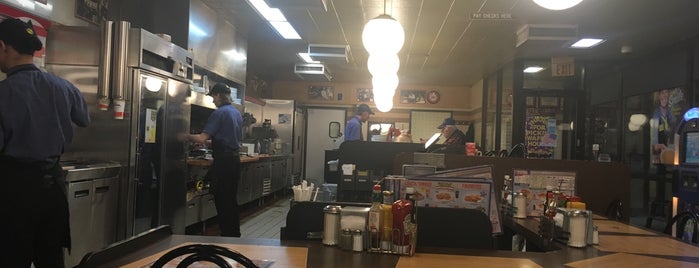 Waffle House is one of สถานที่ที่ Ken ถูกใจ.