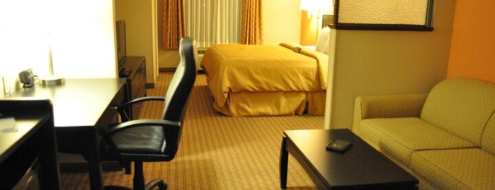 Comfort Suites is one of Tempat yang Disukai Lars.