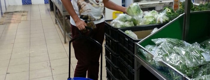 Sheng Siong Supermarket 昇菘超市 is one of Lugares favoritos de Alex.