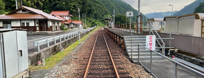 Sakugiguchi Station is one of 惜別、三江線.