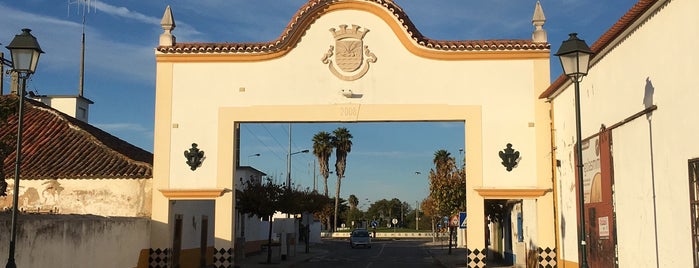 Porta de Fernão Lourenço is one of Contactos Úteis.