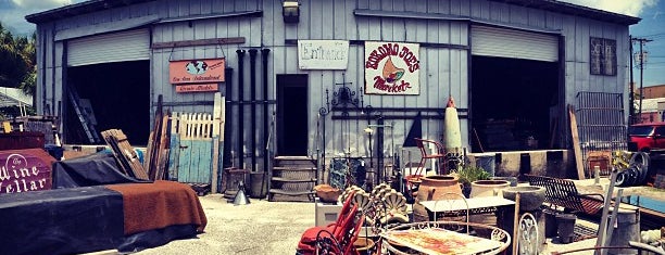 Schiller's Architectural and Design Salvage is one of Kimmie 님이 저장한 장소.
