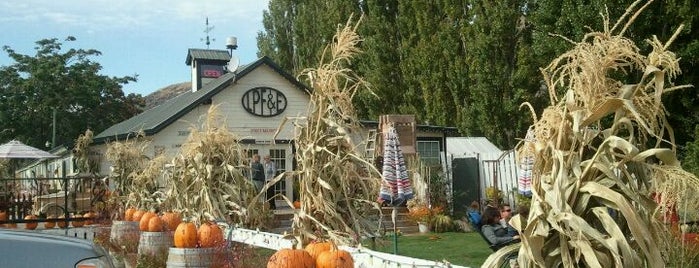 Lone Pine Fruit And Espresso is one of Jun's Saved Places.