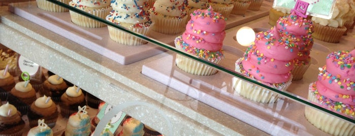Gigi's Cupcakes is one of Posti che sono piaciuti a Ashlyn.