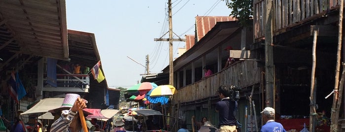 Aumpawa Floating Market is one of LindaDT 님이 좋아한 장소.