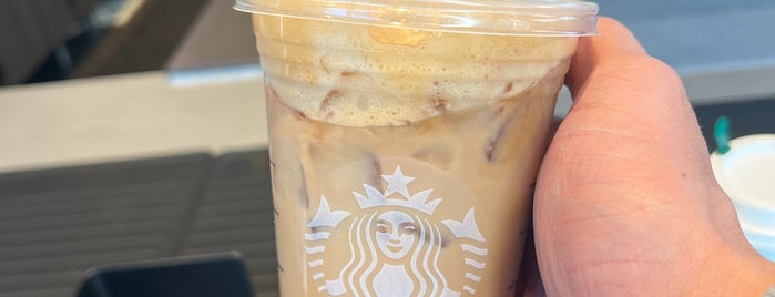Starbucks is one of Lugares favoritos de Mesha.