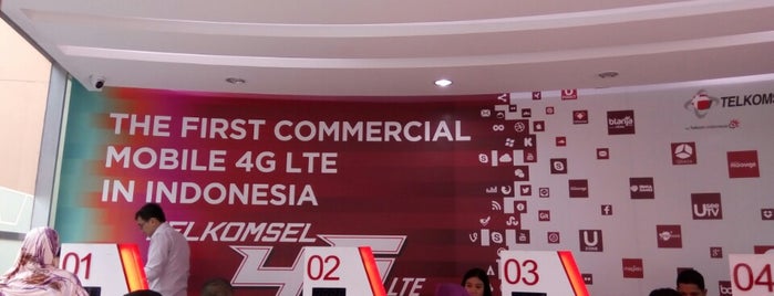 GraPARI Telkomsel ITC Depok is one of Operator Telekomunikasi Indonesia.